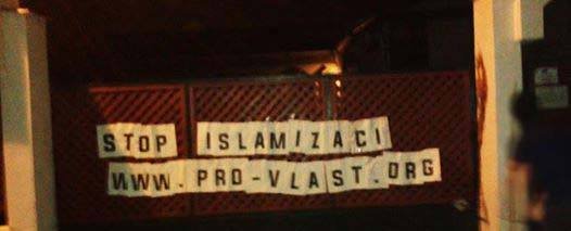 »Stop islamizaci «, napsal někdo na vrata mešity.