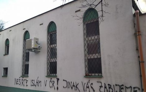 Výhrůžný nápis, který vyhrožuje vyznavačům islámu v Česku smrtí, vznikl zřejmě v noci na pátek.
