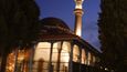 Ve večerních hodinách jsou ve starém městě Rhodosu osvíceny některé z budov včetně mešity.