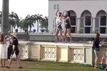 Malajsijské úřady oznámily, že se obě turistky, které na videu tančí v krátkých šortkách a v topech odhalujících břicho, snaží identifikovat a najít.