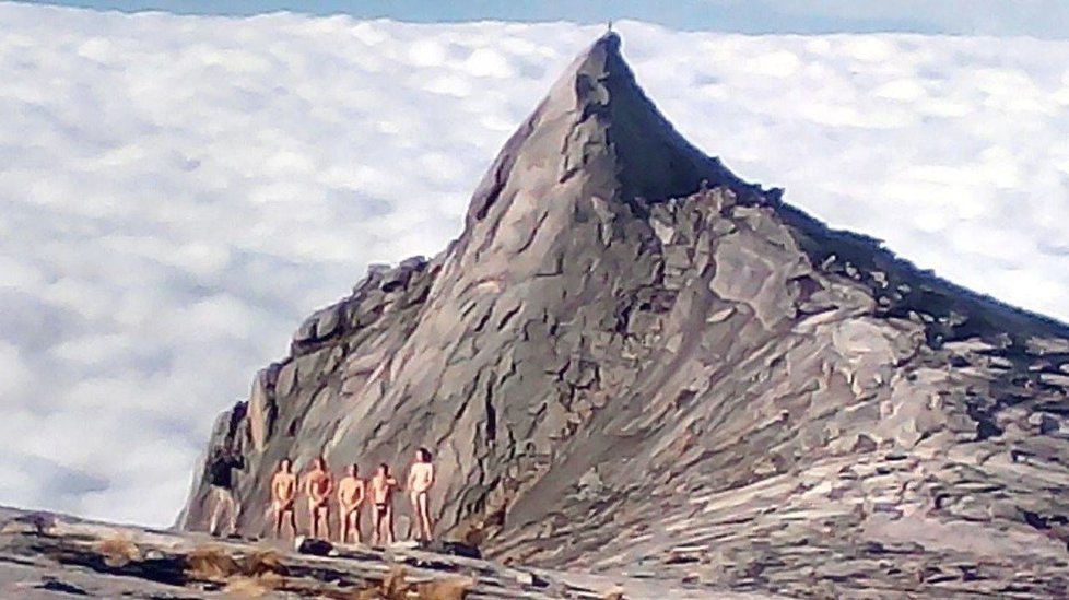 V roce 2015 jeden malajsijský činitel obvinil skupinu turistů, kteří se svlékli na vrcholku posvátné hory