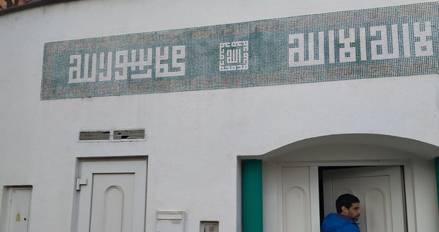 Návštěvníci bohoslužby v brněnské mešitě přiznali, že výhružný nápis neberou na lehkou váhu.