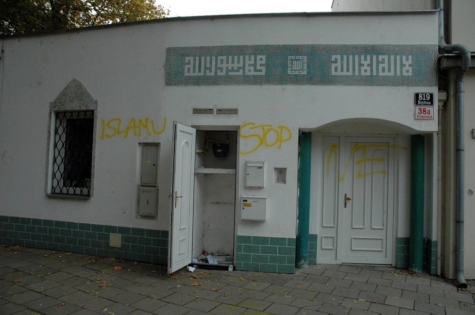 Mešita v Brně se stala cílem několika rasistických útoků. Vandalové ji posprejovali.