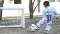 Afgánský chlapec, který si udělal z igelitu dress Messiho, nyní dostal skutečný dress podepsaný od hráče.