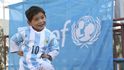 Afgánský chlapec, který si udělal z igelitu dress Messiho, nyní dostal skutečný dress podepsaný od hráče.
