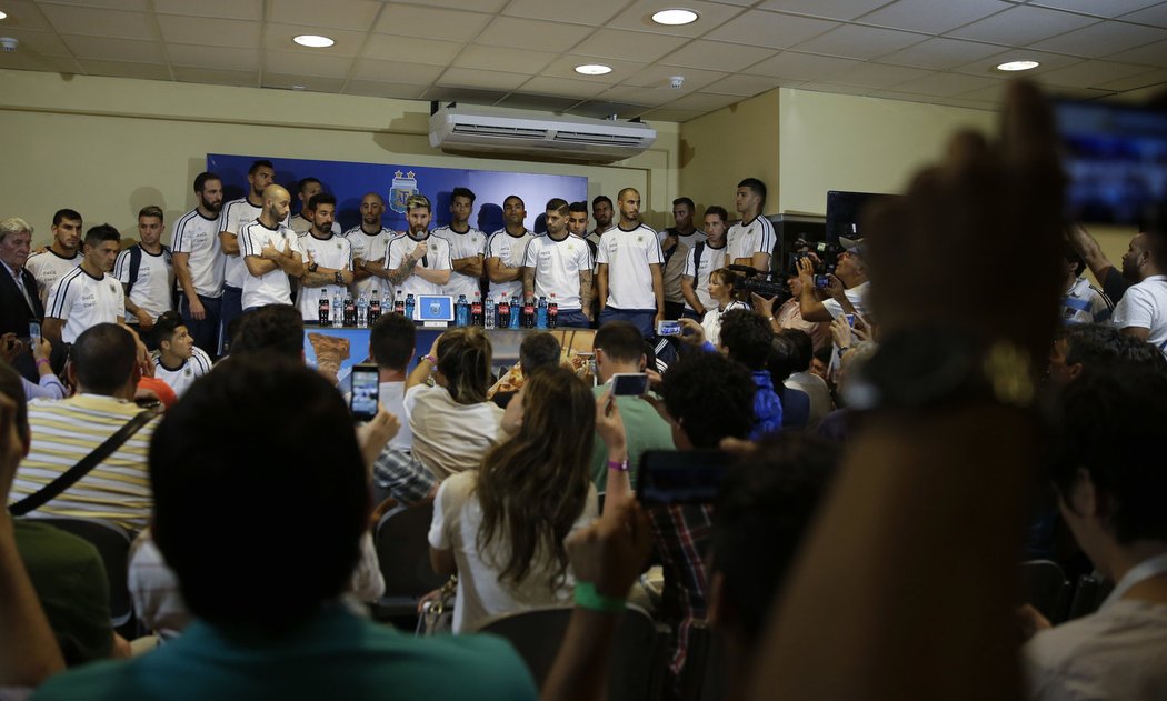 Fotbalisté Argentiny odmítli po výhře nad Kolumbií mluvit s novináři kvůli obvinění Ezequiela Lavezzi