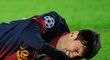 Lionel Messi se svíjel na trávníku v obrovských bolestech.