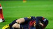 Lionel Messi se svíjel na trávníku v obrovských bolestech.
