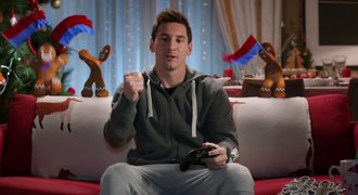 VIDEO: Jak vypadaly vánoční reklamy FIFA s Messim či Hazardem?