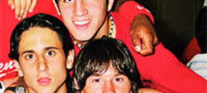 2000. Cesc Fabregas (nahoře) a Lionel Messi (vpravo dole) v dobách, kdy spolu hráli za dorost Barcelony.