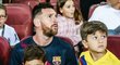 Mateo Messi je do fotbalu paf! Na tatínkově klíně hltal zápas jejich Barcelony s Betisem Sevilla!