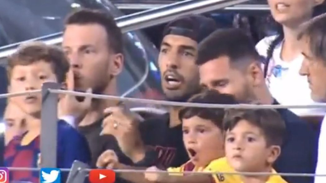 Mateo Messi je do fotbalu paf! Na tatínkově klíně hltal zápas jejich Barcelony s Betisem Sevilla!