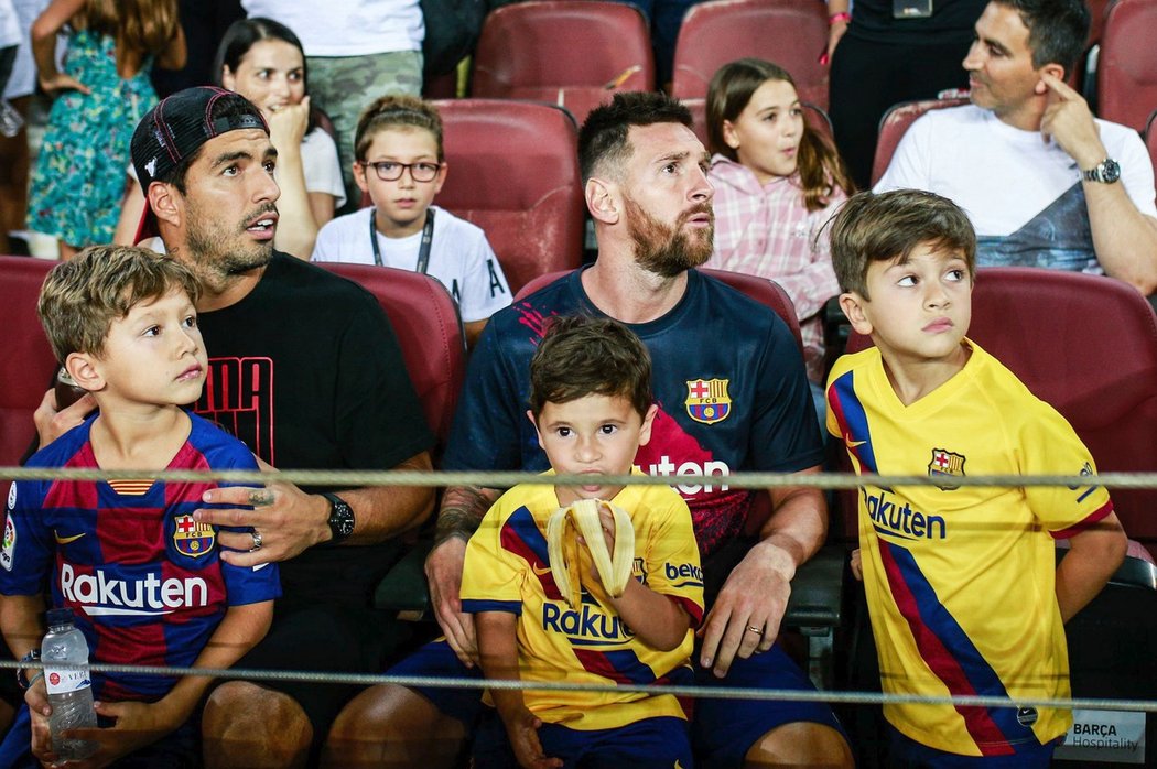 Mateo Messi je do fotbalu paf! Na tatínkově klíně hltal zápas jejich Barcelony s Betisem Sevilla!