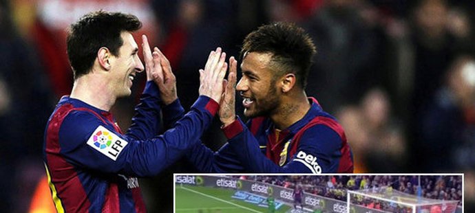 Hvězdný útočník Barcelony Lionel Messi slavil hattrick s kolegou Neymarem, poté mohli oba obdivovat nůžky Luise Suáreze
