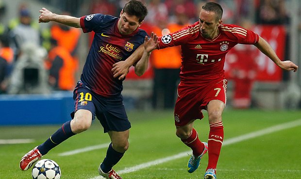 Lionel Messi v souboji o míč se záložníkem Bayernu Franckem Ribérym.