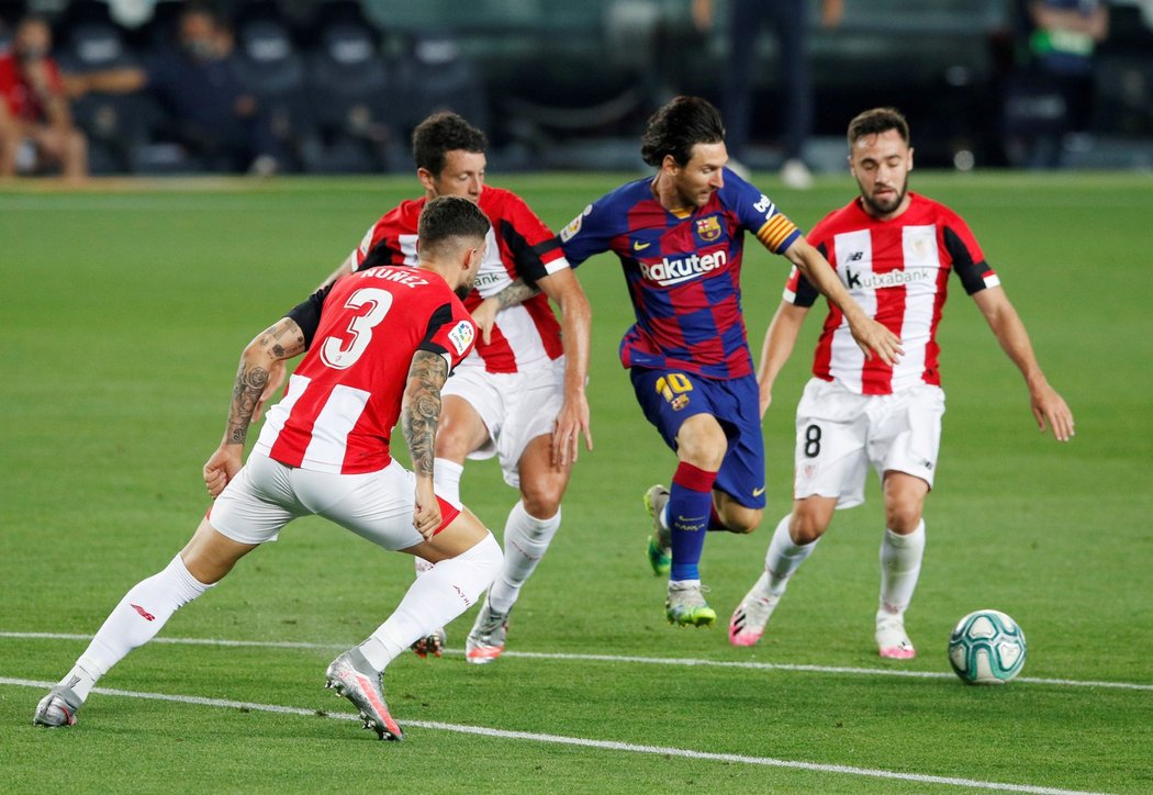 Argentinský kapitán Barcelony Lionel Messi uniká obráncům Bilbaa