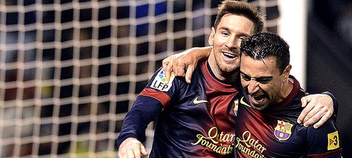 Lionel Messi a Xavi se radují z vítězství Barcelony