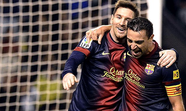 Lionel Messi a Xavi se radují z vítězství nad Valladolidem.