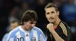 Smutný Lionel Messi a radující se Němec Miroslav Klose.