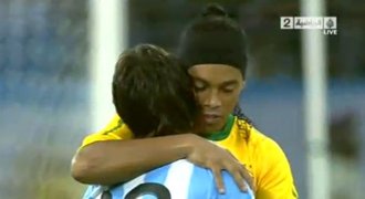 Messi povodil Brazilce, pak objal Ronaldinha