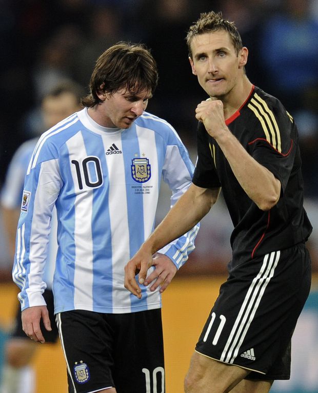 Smutný Lionel Messi a radující se Němec Miroslav Klose. Smutný Lionel Messi a radující se Němec Miroslav Klose.
