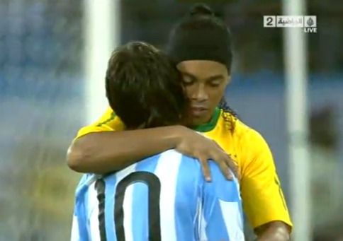Lionel Messi se přátelsky pozdravil s Ronaldinhem.