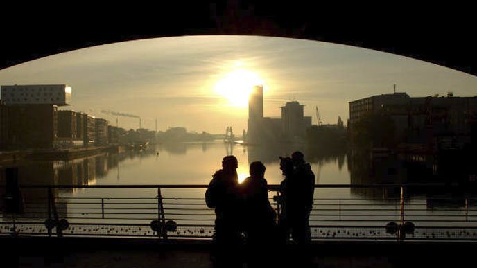 10. Berlín.  Místní obyvatelé tvrdí, že dny, kdy byl nájem levný, jsou nenávratně pryč. A mohou za to desítky tisíc nových obyvatel hlavního města. Berlíňané za měsíc bydlení zaplatí asi 21,4 % ze své mzdy. Mimochodem, průměrná mzda je v přepočtu 92 tisíc korun.