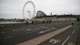 Westminster Bridge zeje prázdnotou.