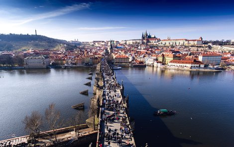 PRAHA: Česká metropole se pravidelně usazuje na předních příčkách v žebříčcích jako nejromantičtější město Evropy, nejlepší město pro zimní dovolenou, nejlepší evropské město pro nákupní turistiku. Praha navíc na jaře získala první místo v hodnocení cestovatelského serveru TripAdvisor jako nejlepší destinace v Evropě. Česká metropole má také podvodné taxikáře a podivné praktiky směnáren.