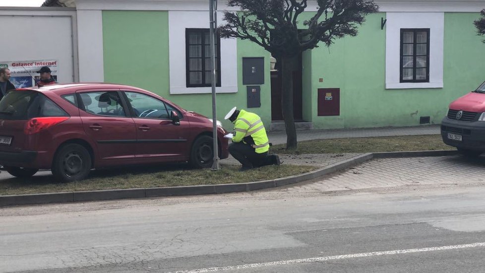 V Městci Králové na Nymbursku zemřel řidič po nárazu do stromu