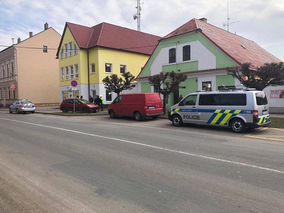 V Městci Králové na Nymbursku zemřel řidič po nárazu do stromu