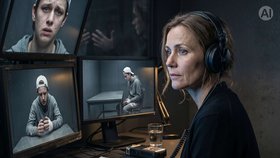 Městečko Son (Thomas Enger, Johana Gustawsson): Zlověstné norské letovisko ukrývá krvavé tajemství. Odbornice na řeč těla Kari Voss, která sama zoufale pátrá po zmizelém synovi, vyšetřuje brutální vraždu dvou náctiletých dívek. Musí očistit nevinného chlapce a odhalit lži norské smetánky dřív, než ji zradí vlastní zkoušená mysl.