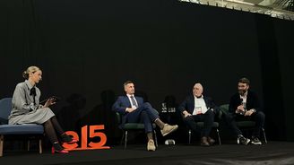 Město na baterky: Jak připravit infrastrukturu na elektromobilitu. Roman Srp, Petr Suška a Traian Urban. Město na baterky: Jak připravit infrastrukturu na elektromobilitu. Roman Srp, Petr Suška a Traian Urban.