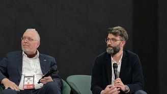 Město na baterky: Jak připravit infrastrukturu na elektromobilitu. Roman Srp, Petr Suška a Traian Urban. Město na baterky: Jak připravit infrastrukturu na elektromobilitu. Roman Srp, Petr Suška a Traian Urban.