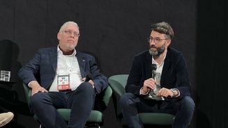 Město na baterky: Jak připravit infrastrukturu na elektromobilitu. Roman Srp, Petr Suška a Traian Urban. Město na baterky: Jak připravit infrastrukturu na elektromobilitu. Roman Srp, Petr Suška a Traian Urban.