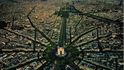 Paříž a náměstí Charlese de Gaulla s Vítězným obloukem a Champs-Elysées