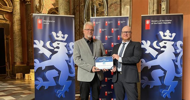 Tajemník ÚMČ Praha 2 Michal Kopecký (vlevo)