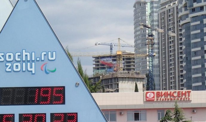 Město Soči už odpočítává čas do začátku olympiády v únoru 2014. Mezitím se horečně staví.