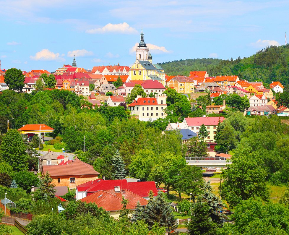 Historické město Stříbro s mnoha krásnými památkami se nachází 20 km od Konstantinových Lázní.