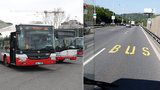 Plynulejší a bezpečnější provoz v Praze? Motorkáři mohou od jara využívat pruhy pro autobusy MHD