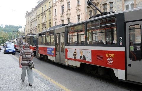 Dopravní podnik vypsal tendr na pronájem reklamních ploch. Soud s Rencarem ale stále trvá
