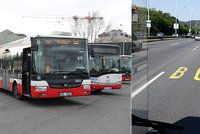 Plynulejší a bezpečnější provoz v Praze? Motorkáři mohou od jara využívat pruhy pro autobusy MHD