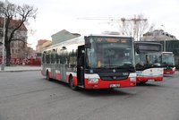 Problém nejen pro prvňáčky: Ve středních Čechách a v Praze nevyjede velké množství autobusů