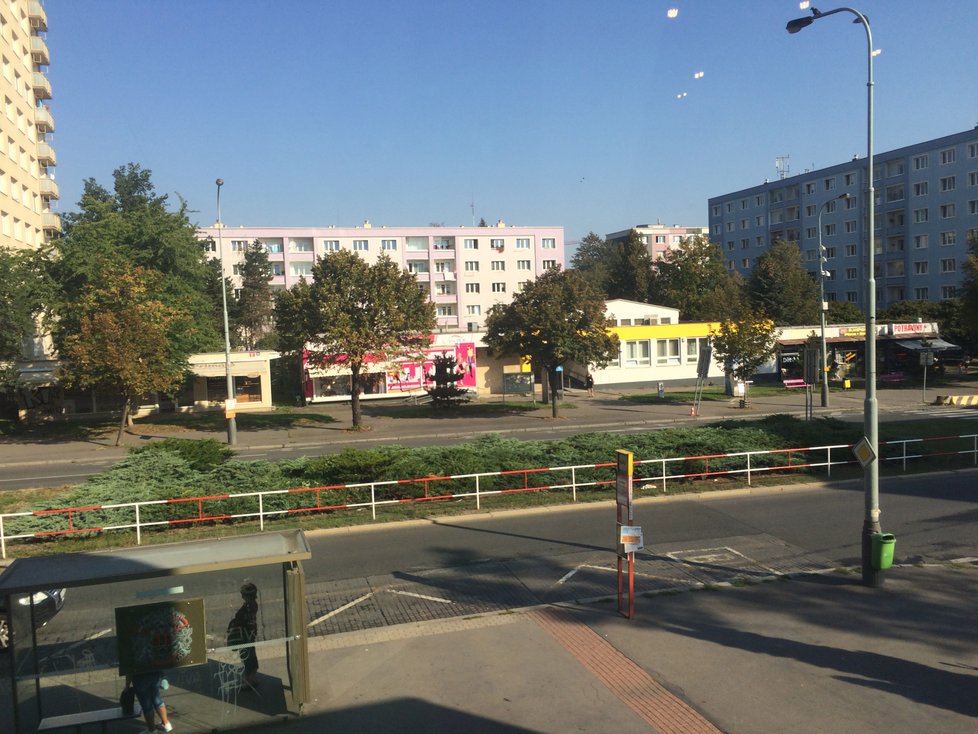 Nová knihovna se nachází coby kamenem dohodil od autobusové zastávky Plaňanská.