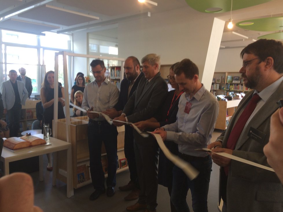 Slavnostní přestřižení pásky zahájilo provoz nové pobočky Městské knihovny v Praze v Malešicích.