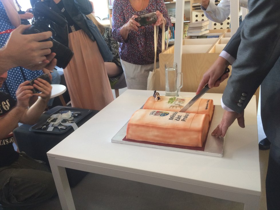 Návštěvníci se dočkali i zakrojení symbolicky vyvedeného dortu.