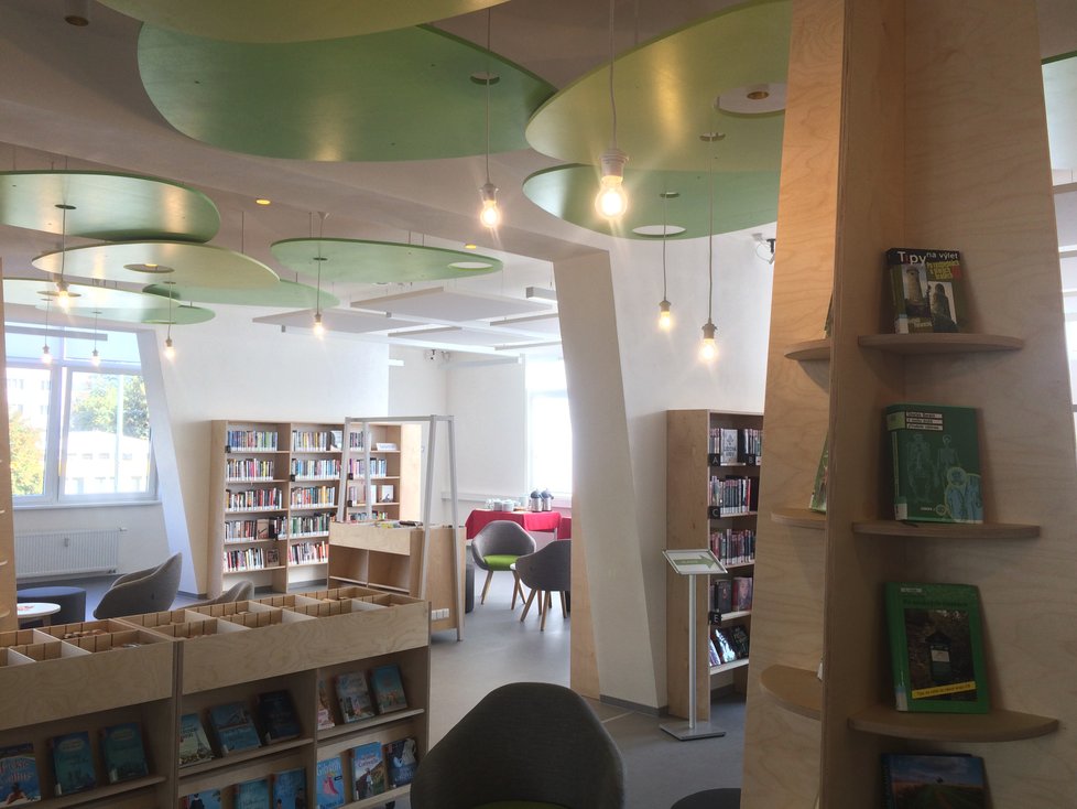Interiér knihovny je architektonicky vyveden tak, aby evokoval les, o čemž svědčí zelený „listnatý“ strop a stojanové poličky vedené do podoby kmenů.