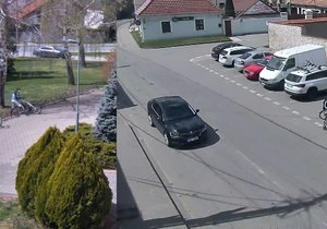 Břeclavští strážníci natočili zlodějě při krádeži dětských kol. Policisté je vzápětí rychle dopadli.