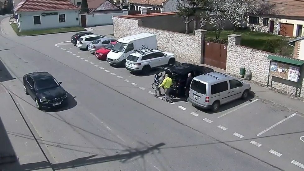 Břeclavští strážníci natočili zlodějě při krádeži dětských kol. Policisté je vzápětí rychle dopadli.