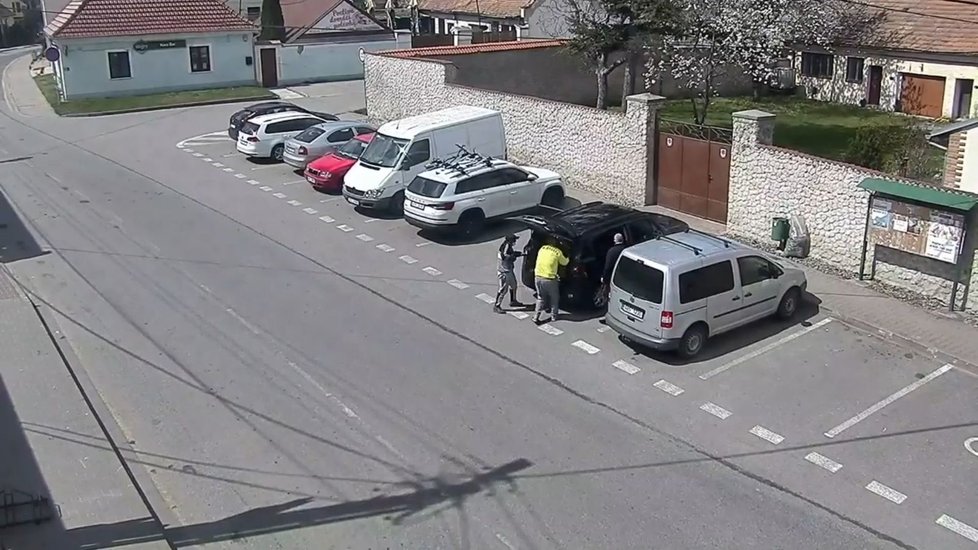 Břeclavští strážníci natočili zlodějě při krádeži dětských kol. Policisté je vzápětí rychle dopadli.